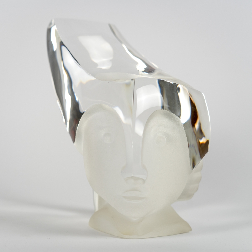 Magnifique sculpture en cristal de baccarat réalisé par l'artiste Gilles CHABRIER représentant une tete anthropomorphe d'inspiration hellénistique.