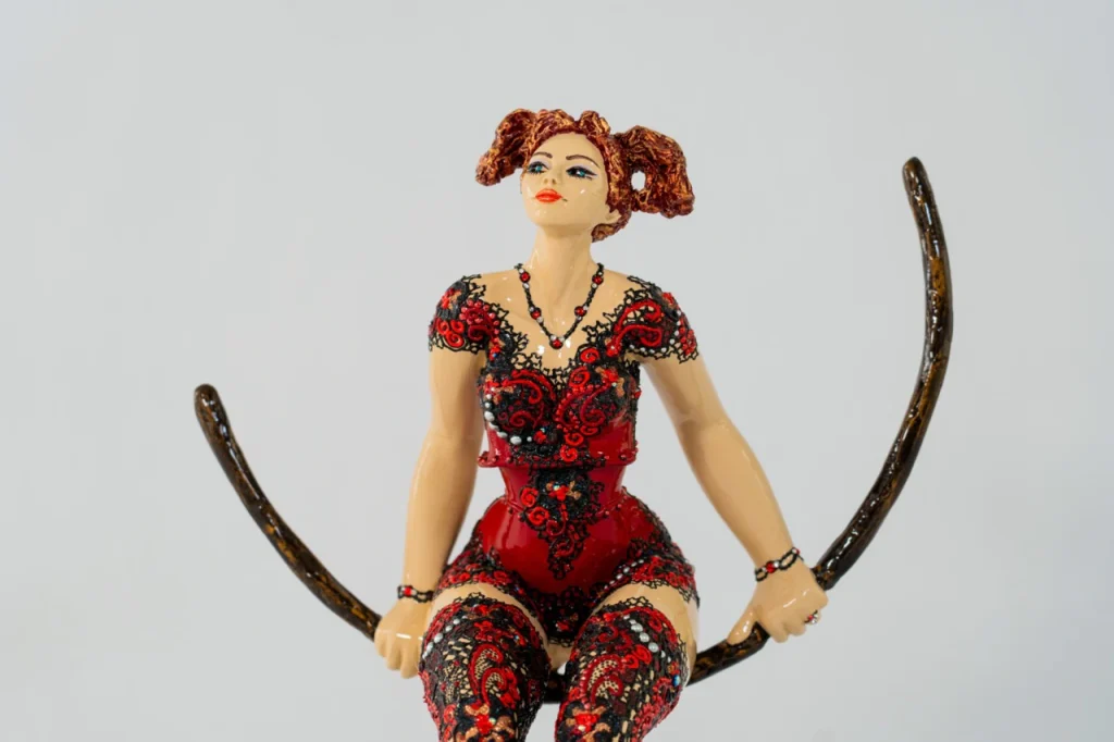 Détail du costume rouge et noir de Colombine, sculpture en résine de l'artiste Josepha.