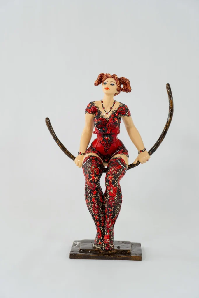 Sculpture en résine Colombine de Josepha, élégante figure féminine en costume rouge et noir inspiré du cirque et de la commedia dell'arte.