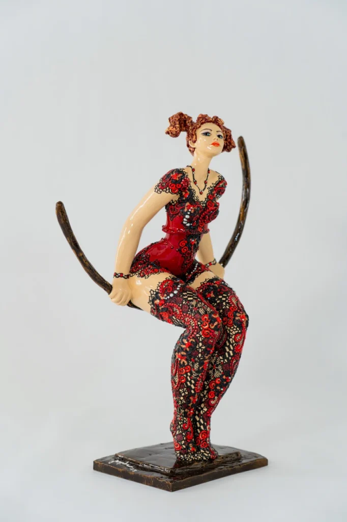 Profil de la sculpture en résine Colombine de Josepha, personnage féminin en costume rouge et noir.