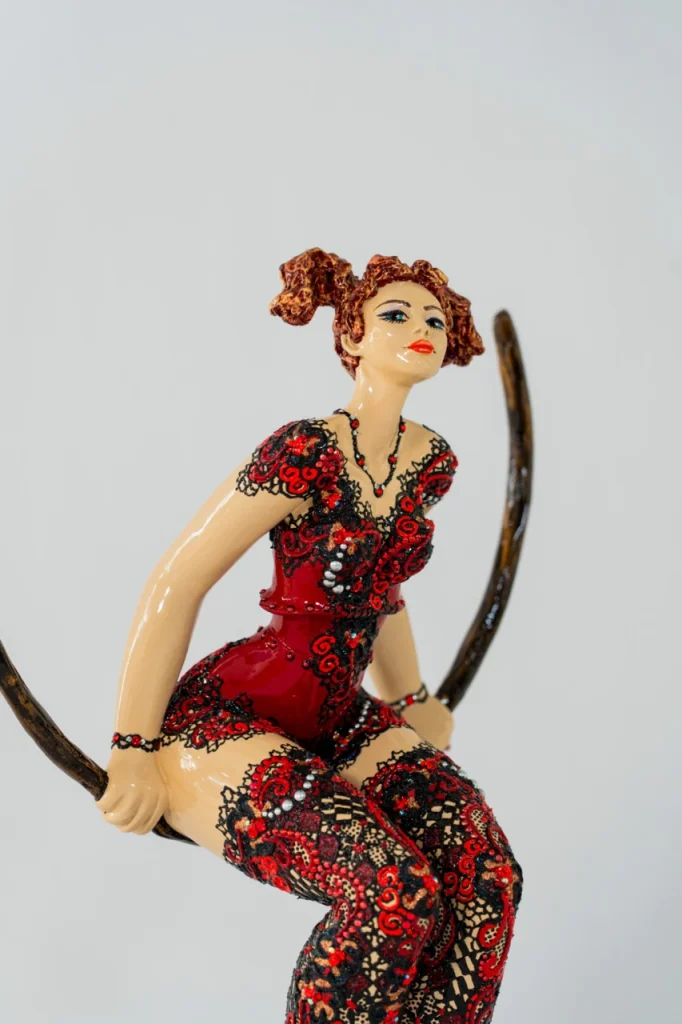 Vue trois quarts de Colombine, sculpture contemporaine en résine réalisée par Josepha.
