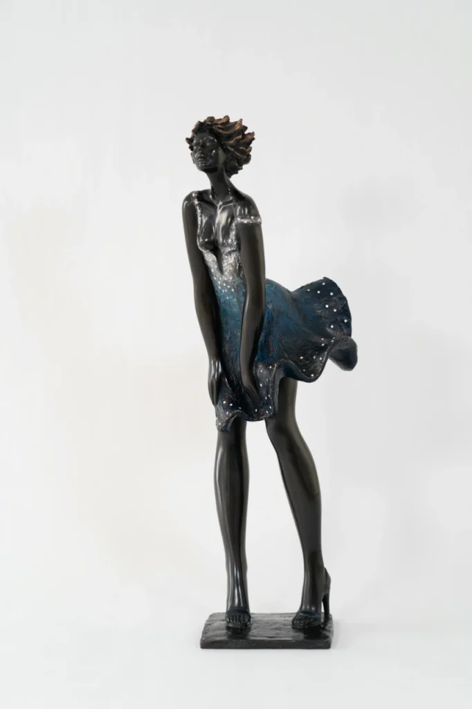 Sculpture en bronze Maryline de Josepha, figure féminine élégante à la robe légère animée par le vent, inspirée du glamour intemporel.