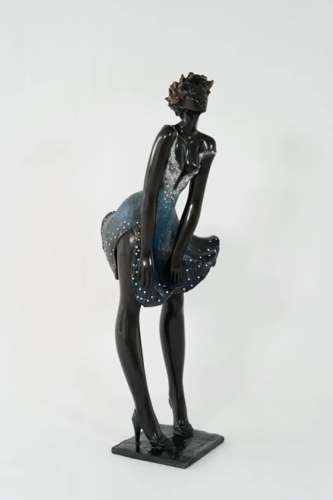 Profil de la sculpture en bronze Maryline de Josepha, figure féminine élégante à la robe légère animée par le vent, inspirée du glamour intemporel.