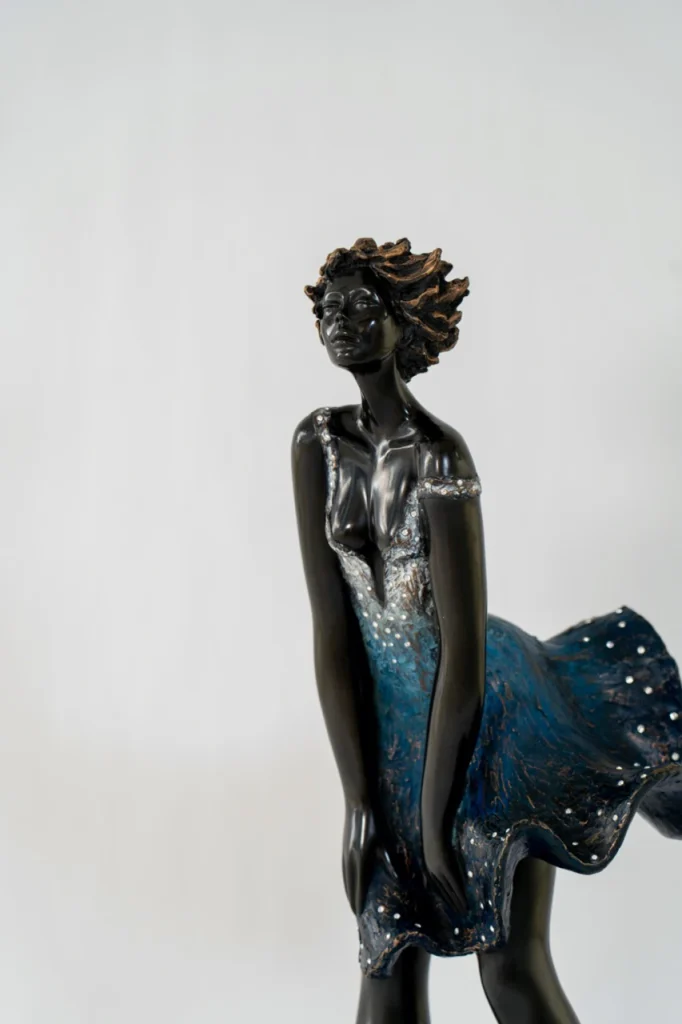vue de face de la sculpture en bronze Maryline de Josepha, figure féminine élégante à la robe légère animée par le vent, inspirée du glamour intemporel.