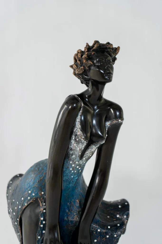 Vue de trois quarts de la sculpture en bronze Maryline de Josepha, figure féminine élégante à la robe légère animée par le vent, inspirée du glamour intemporel.