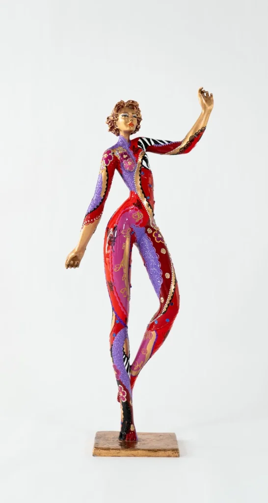 Sculpture en bronze peint Rêve suspendu de Josepha, figure féminine élancée aux couleurs vives dans une posture aérienne et poétique.