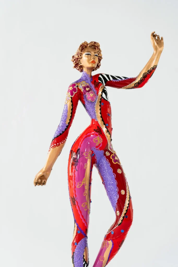 Détail de la posture de la sculpture en bronze peint Rêve suspendu de Josepha, figure féminine élancée aux couleurs vives dans une posture aérienne et poétique.