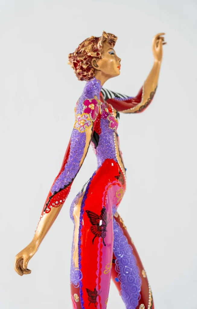 Profil de la sculpture en bronze peint Rêve suspendu de Josepha, figure féminine élancée aux couleurs vives dans une posture aérienne et poétique.