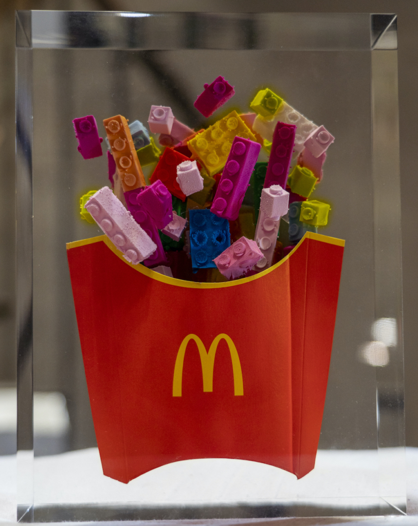 HELDER BATISTA SCULPTURE INCLUSION MAC LEGO RESINE