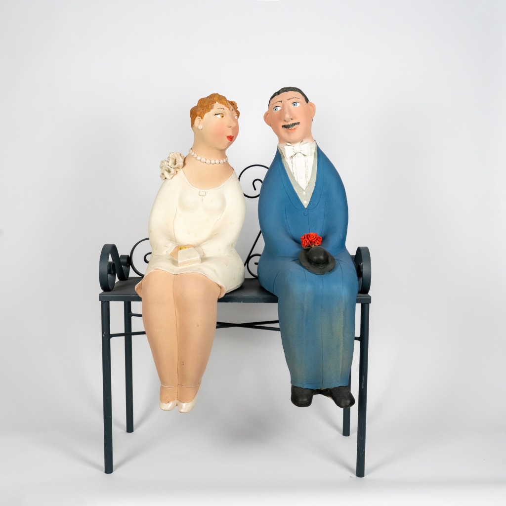 Couple amoureux 19 d’Evelyne Almayrac, sculpture unique en grès réfractaire représentant un couple sur un banc en fer forgé.