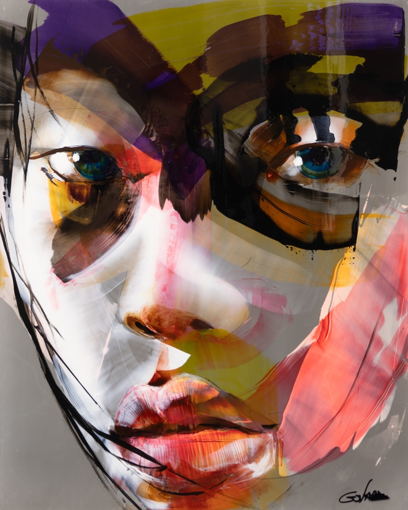 Peinture sur aluminium de Fabiola Govare intitulée ASIA représentant un visage masculin d'origine asiatique abstrait avec beaucoup de couleurs sur fond argenté