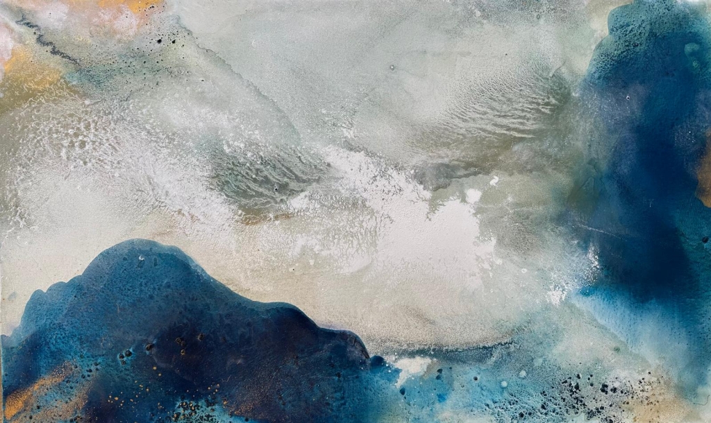 Composition en technique mixte sur toile intitulée APRES L'ORAGE de l'artiste Monique ORSINI. Oeuvre abstraite contemporaine affiliée au mouvement de l'abstraction lyrique avec une dominante de couleur bleue et blanche