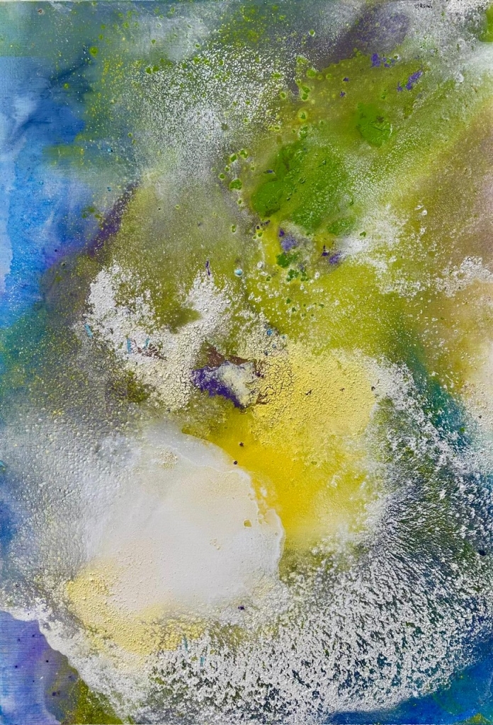 Oeuvre en technique mixte sur toile issue de la série intitulée LE MONDE FLOTTANT de l'artiste Monique ORSINI. Composition abstraite énergique et organique dans des tons de bleu, vert suggérant l'écume de mer mêlée à des pigments colorés