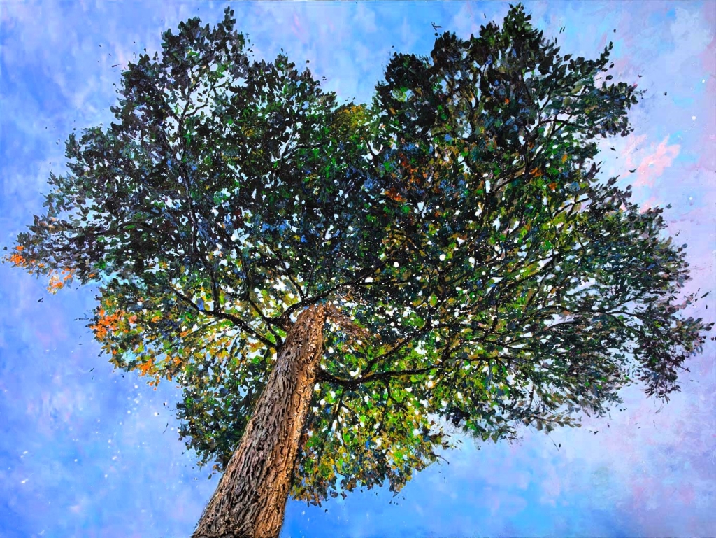 L'Invincible, Cœur du Chêne de Couttolenc de Joss Blanchard, œuvre originale en technique mixte sur toile. Un imposant chêne monumental vu en contre-plongée déploie son feuillage dense et lumineux sous un vaste ciel bleu, incarnant la force, la longévité et la résilience de la nature.