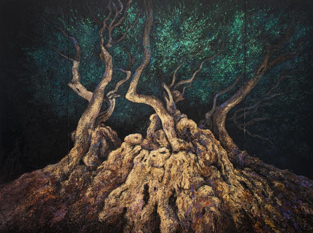 L'Olivier Millénaire de Roquebrune-Cap-Martin de Joss Blanchard, œuvre originale en technique mixte sur toile. Un olivier ancestral aux troncs tourmentés et aux racines monumentales se dresse dans une lumière nocturne, révélant toute la force, la sagesse et la mémoire du temps.
