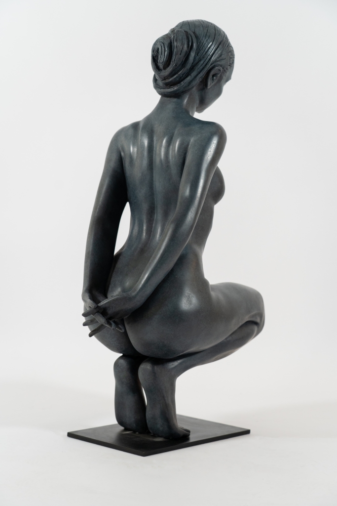 Vue de dos de la sculpture en bronze de Marie Paule Deville Chabrolle, Birdy, cheveux attachés