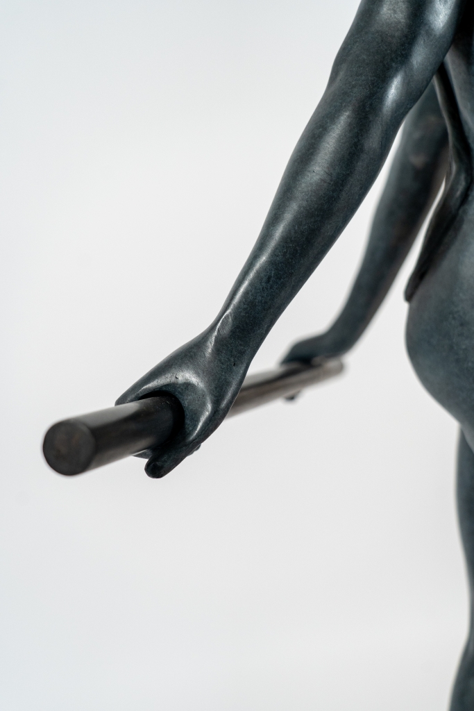 Zoom sur la barre de la sculpture en bronze de Marie Paule Deville Chabrolle, Le jardin secret,