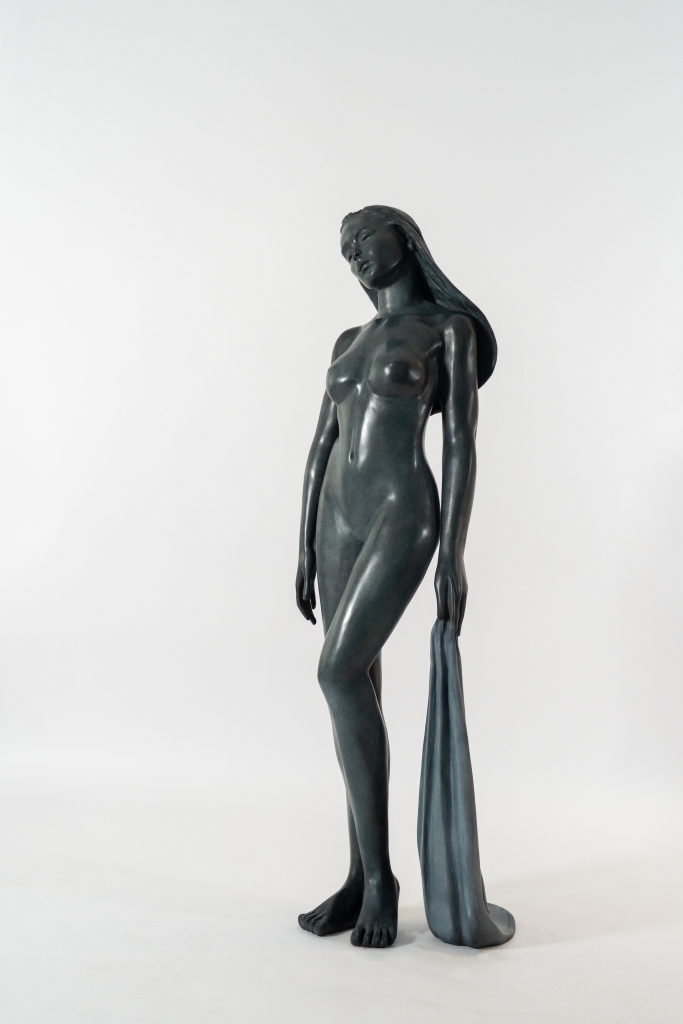 autre vue de 3/4de la sculpture en bronze de Marie Paule devine Chabrolle, libre et nue sur la rivière