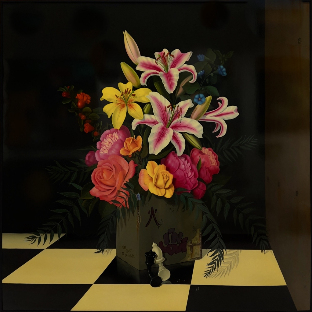 Belle et ultra réaliste composition de l'artiste marocain Patrick CASSAR en huile sur toile, nous représentant ici un bouquet multifloral posé sur un damier noir et blanc