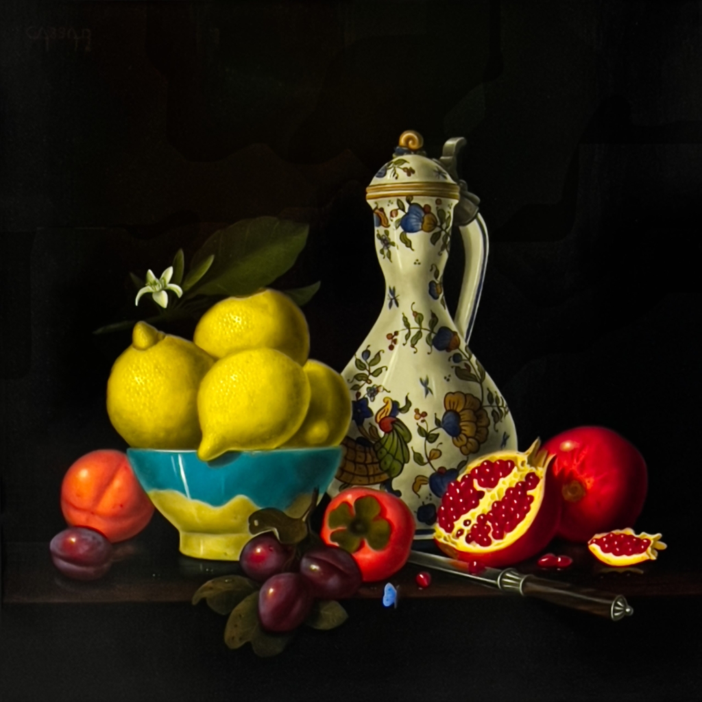 Oeuvre carrée de petit format où l'artiste Patrick CASSAR nous met ici en spectateur d'une norte morte au agrume et pichet d'eau. le fond totalement noir contraste avec les fruits en premier plan, eux très colorés, peinture en huile sur toile