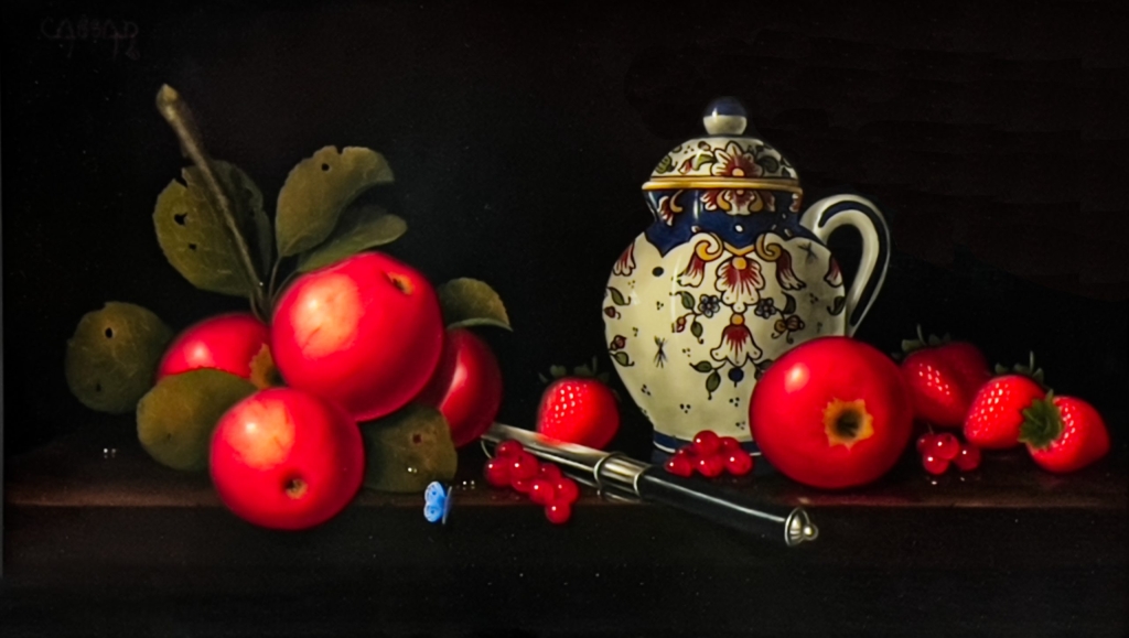 Charmante oeuvre figurative de petit format de Patrick CASSAR peinte en huile sur Toile dans des tons de rouge nous proposant ici des pommes et un pichet sur fond noir