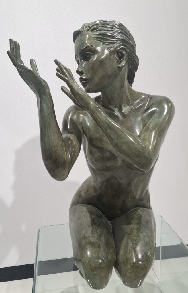 Sculpture en bronze de Marie Paule Deville Chabrolle, l'oiseleuse, femme élégante à genoux, patine vert de gris