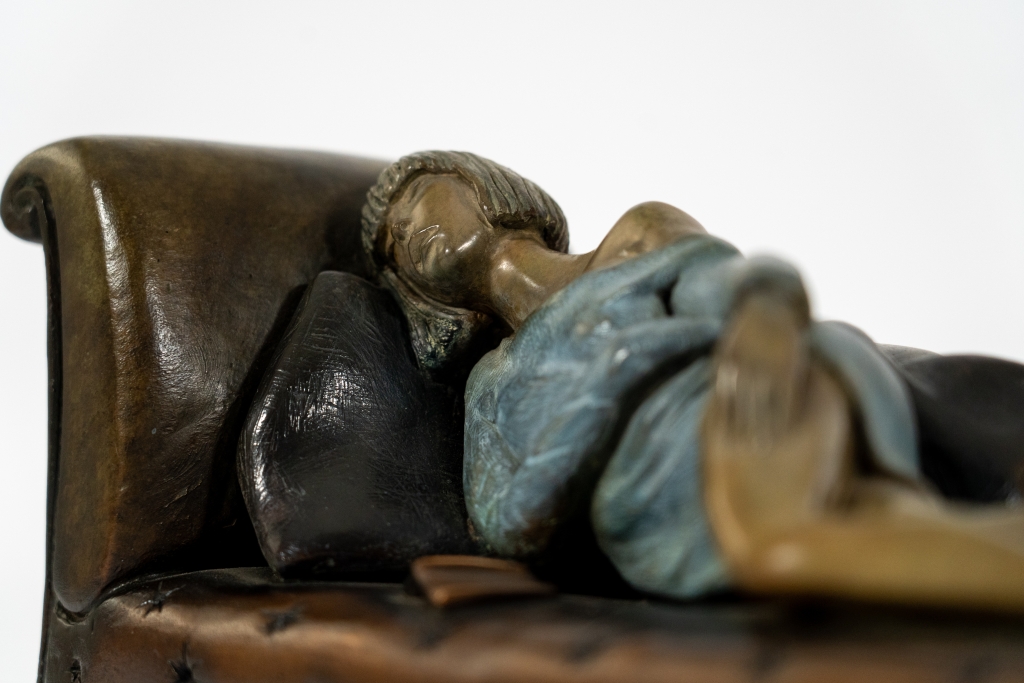 Autre détail de cette magnifique oeuvre de petit format réalisée en bronze par Annabelle DELAIGUE suivant la technique de fonte à la cire perdue représentant ici une femme allongée sur son divan un livre à la main. Patine travaillée à merveille