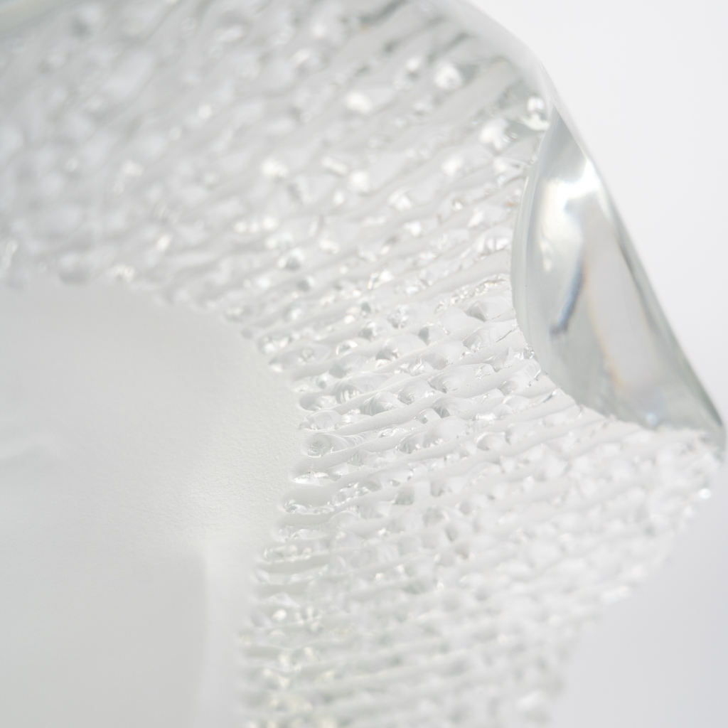 Detail de bloc de cristal de Baccarat translucide sculpté par Gilles CHABRIER représentant une tête élégante aux angles modernes