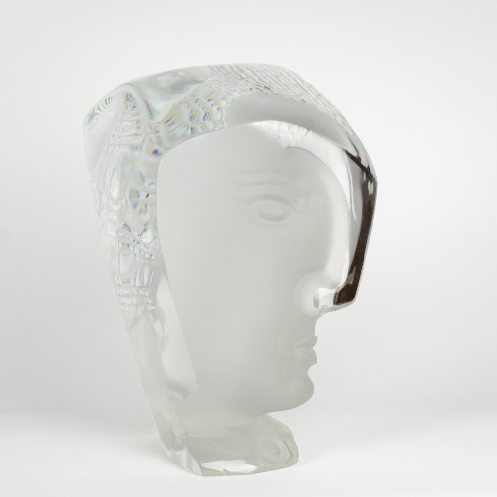 Bloc de cristal de Baccarat translucide sculpté par Gilles CHABRIER représentant une tête élégante aux angles modernes