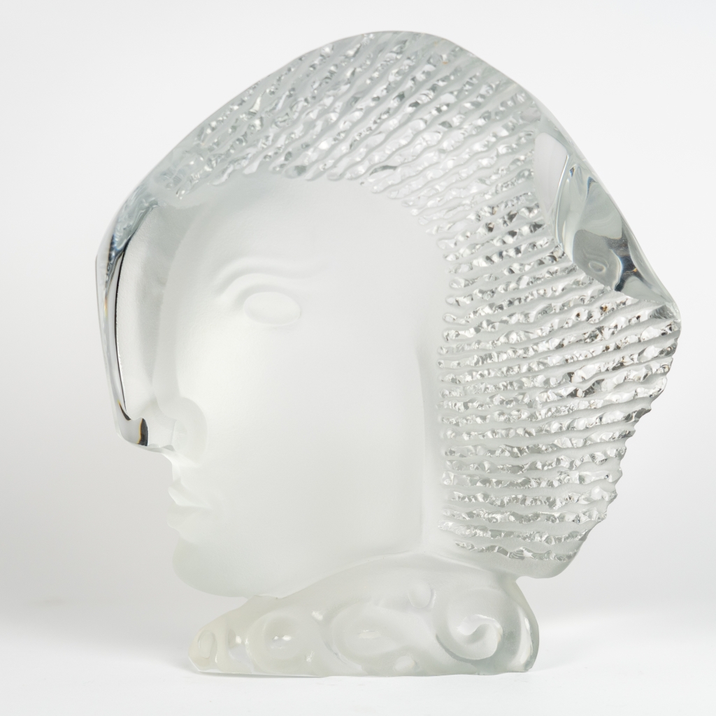 Profil de Bloc de cristal de Baccarat translucide sculpté par Gilles CHABRIER représentant une tête élégante aux angles modernes
