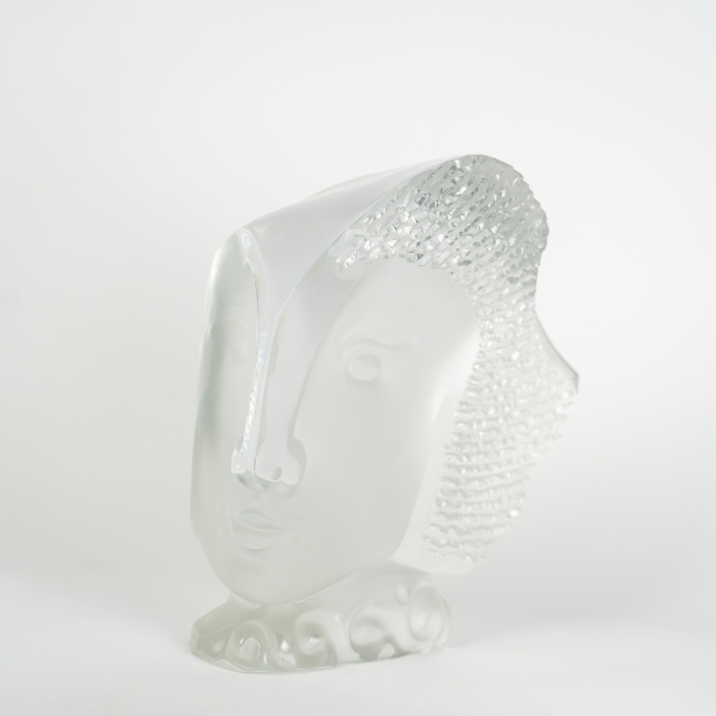 Bloc de cristal de Baccarat translucide sculpté par Gilles CHABRIER représentant une tête élégante aux angles modernes