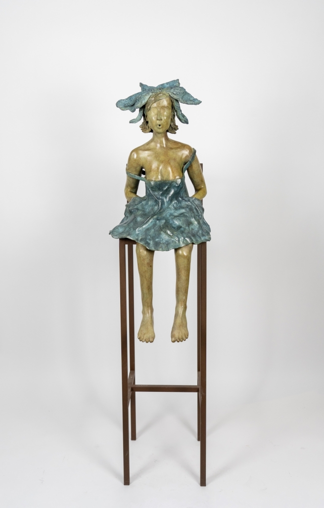 Sculpture originale en bronze de Cécile Cuvelier intitulée « Lolette », représentant une jeune femme assise sur un haut tabouret. Vêtue d'une robe aux mouvements fluides et coiffée d'un délicat ornement végétal, elle semble chanter ou souffler doucement, dans une posture pleine de grâce, de poésie et de légèreté.
