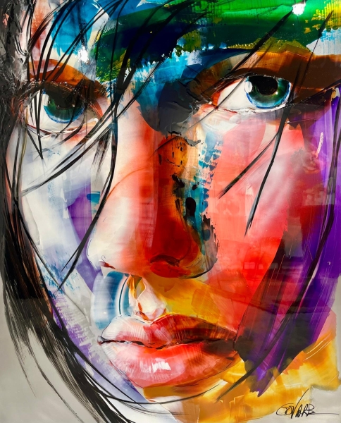 Peinture sur aluminium de Fabiola Govare intitulée sauvage représentant un visage féminin abstrait avec beaucoup de couleurs regard est perçant avec des mèches de cheveux descendant sur le visage