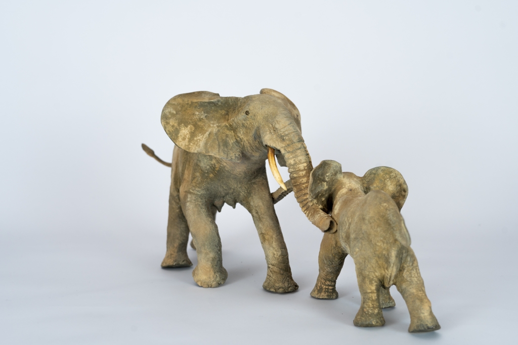 Vue de trois quarts de laCréation unique et originale de l'artiste Français François VANDENBERGHE représentant ici un éléphant et son éléphanteau jouant joyeusement. Ensemble sculpturale bronze s'inscrivant dans le mouvement de l'hyper réalisme.