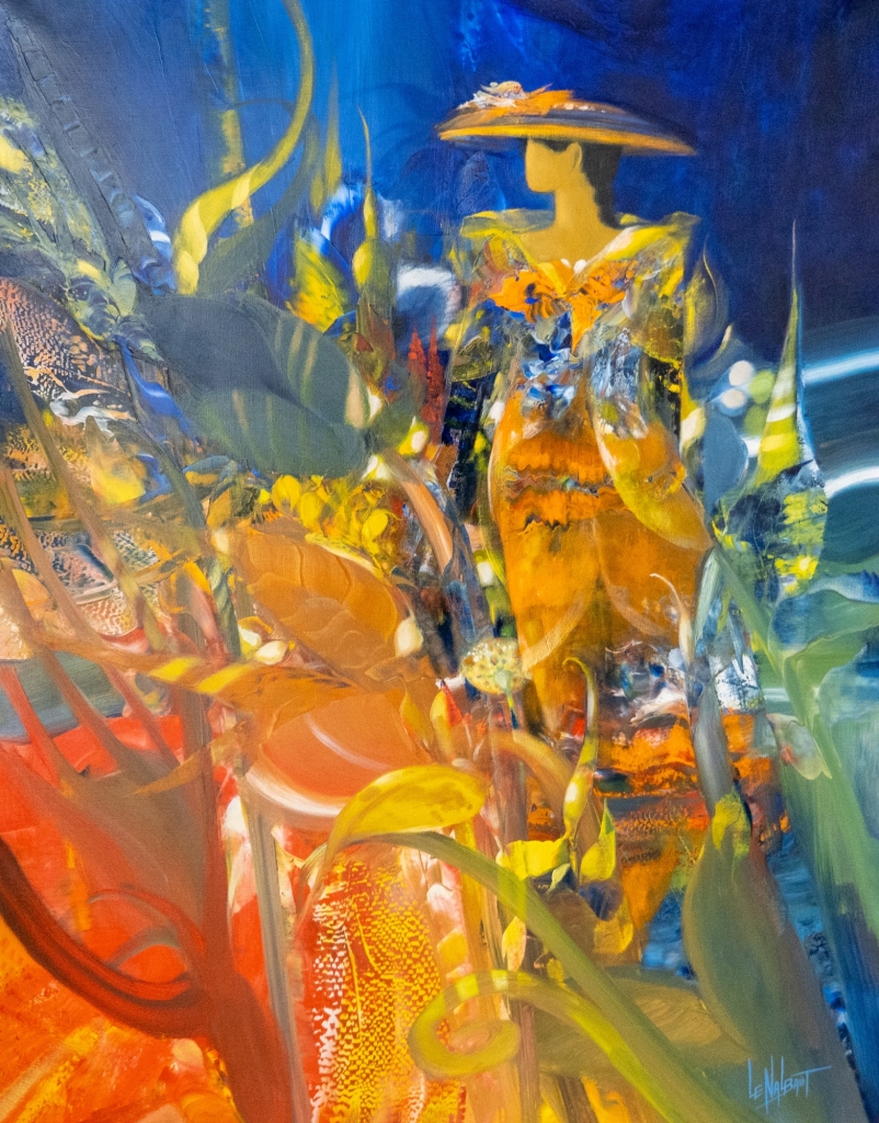 Peinture à l'huile sur toile intitulée, MOMENT DE SERENITE de Gérard LE NALBAUT, représentant une femme dans une flore luxuriante très coloré. La femme vétue d'une robe et chapeau orange contraste avec le fond bleu roi. La composition est semi abstraite où tous les éléments sont suggérés et se fondent les uns aux autres.