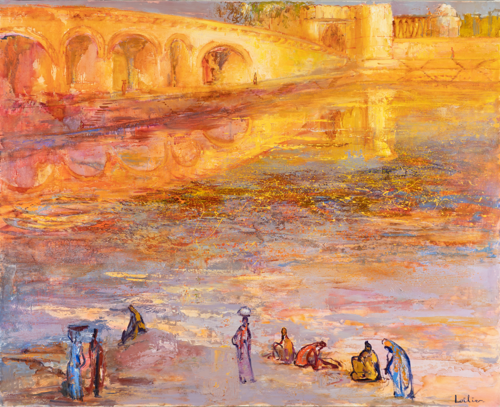 Peinture à l'huile sur toile intitulée REFLETS A UDAIPUR de Hervé LOILIER, sujet figuratif représentant le lac d'Upaidur en Inde avec un groupe sur personnes sur la berge au premier plan en bas et un grand pont traversant le haut de la composition. Les personnages principalement féminins semble récupérer de l'eau ou laver leur linge. les couleurs ocres se reflètent dans le cours d'eau. Il y a une atmosphère chaleureuse. C'est un toile de grand format