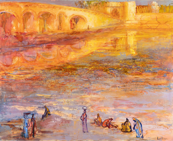 Peinture à l'huile sur toile intitulée REFLETS A UDAIPUR de Hervé LOILIER, sujet figuratif représentant le lac d'Upaidur en Inde avec un groupe sur personnes sur la berge au premier plan en bas et un grand pont traversant le haut de la composition. Les personnages principalement féminins semble récupérer de l'eau ou laver leur linge. les couleurs ocres se reflètent dans le cours d'eau. Il y a une atmosphère chaleureuse. C'est un toile de grand format