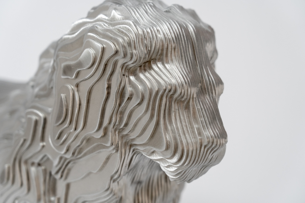 Zoom sur la sculpture en aluminium Kasimba de Jean-Paul KALA, lion majestueux aux lignes fluides et contemporaines, symbole de puissance et de noblesse.