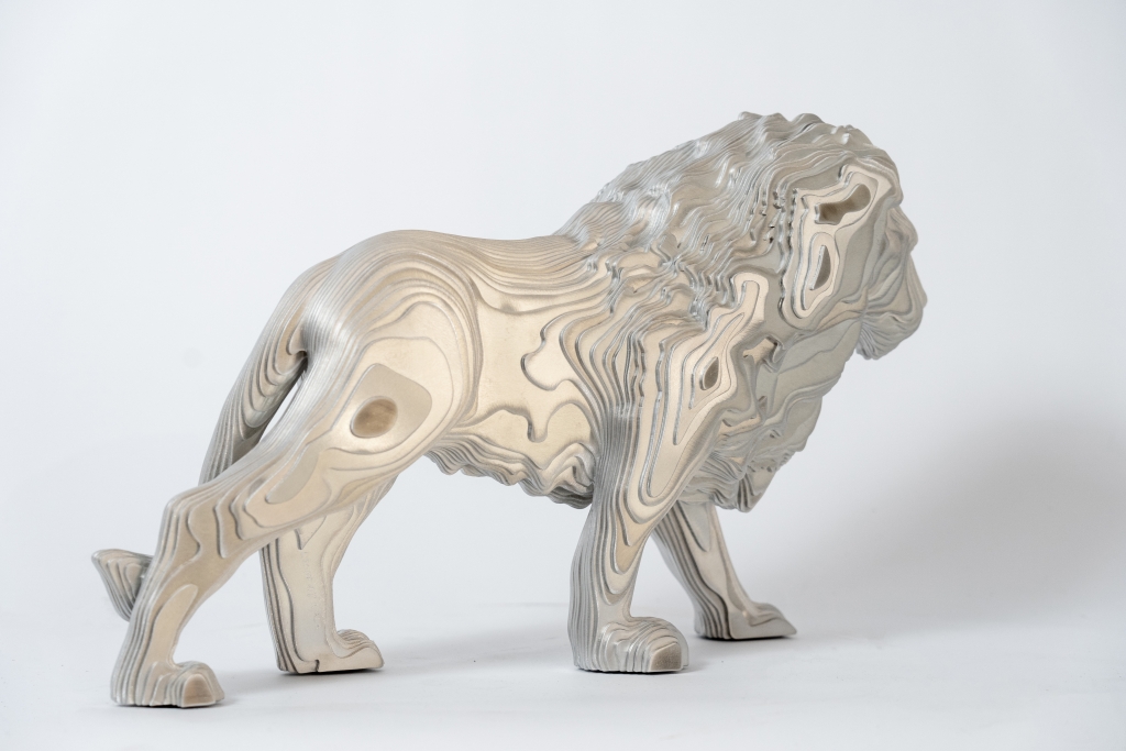Profil de la sculpture en aluminium Kasimba de Jean-Paul KALA, lion majestueux aux lignes fluides et contemporaines, symbole de puissance et de noblesse.