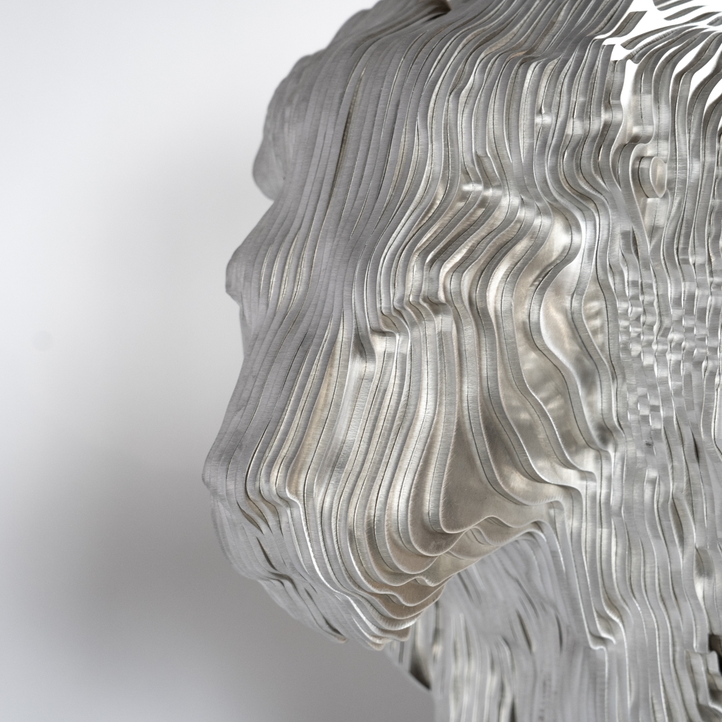 Zoom de 3/4 de la Sculpture en aluminium brut intitulée REX de Jean Paul KALA, composition figurative représentant le lion sous des lignes épurées et puissantes