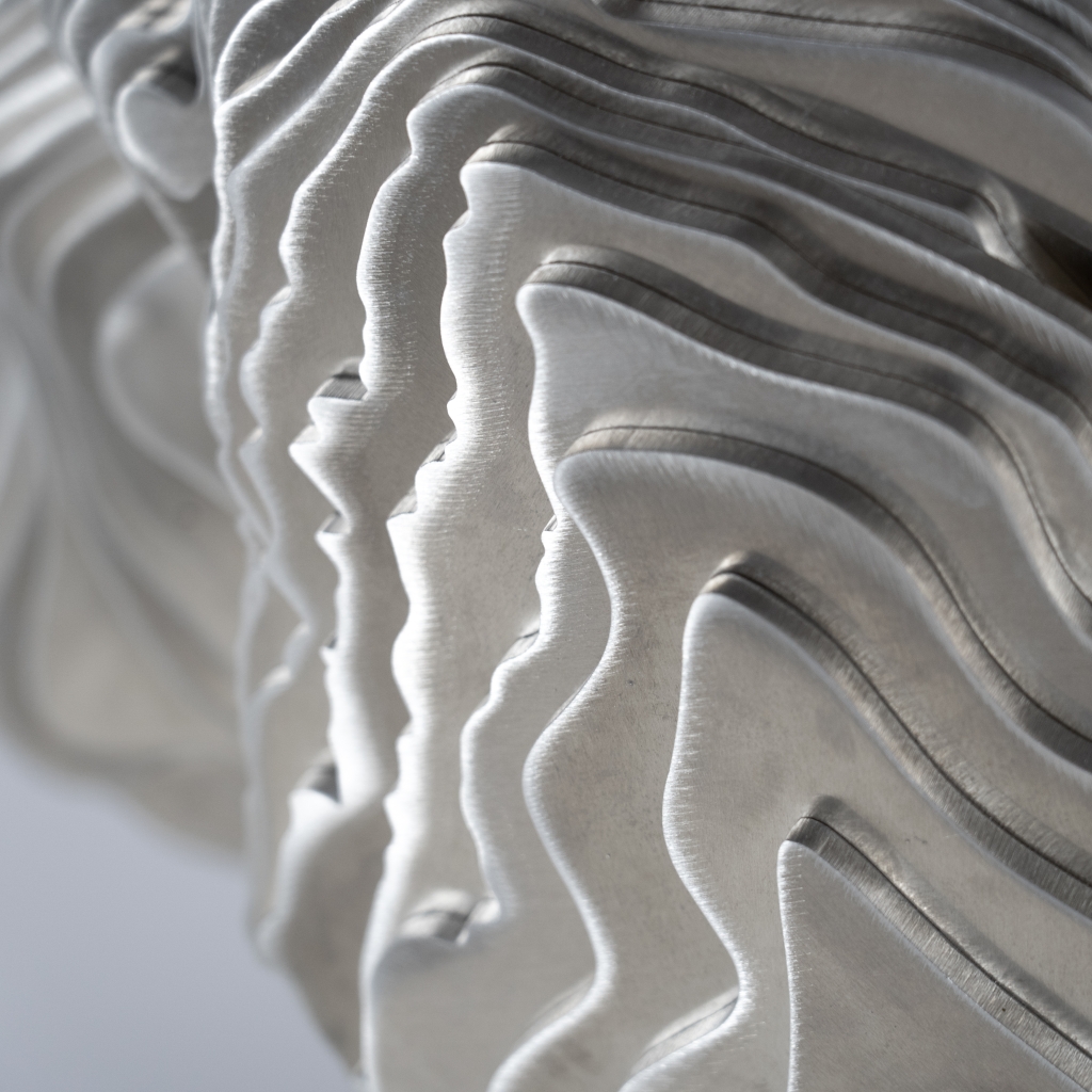 Détail de la sculpture en aluminium brut intitulée REX de Jean Paul KALA, composition figurative représentant le lion sous des lignes épurées et puissantes