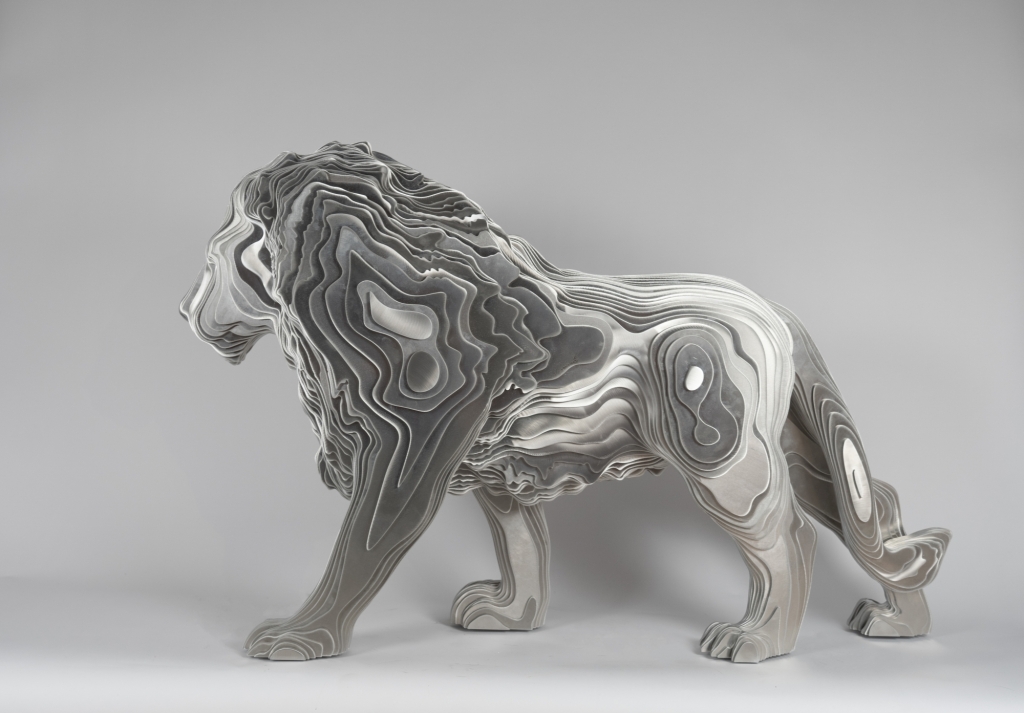 Sculpture en aluminium brut intitulée REX de Jean Paul KALA, composition figurative représentant le lion sous des lignes épurées et puissantes