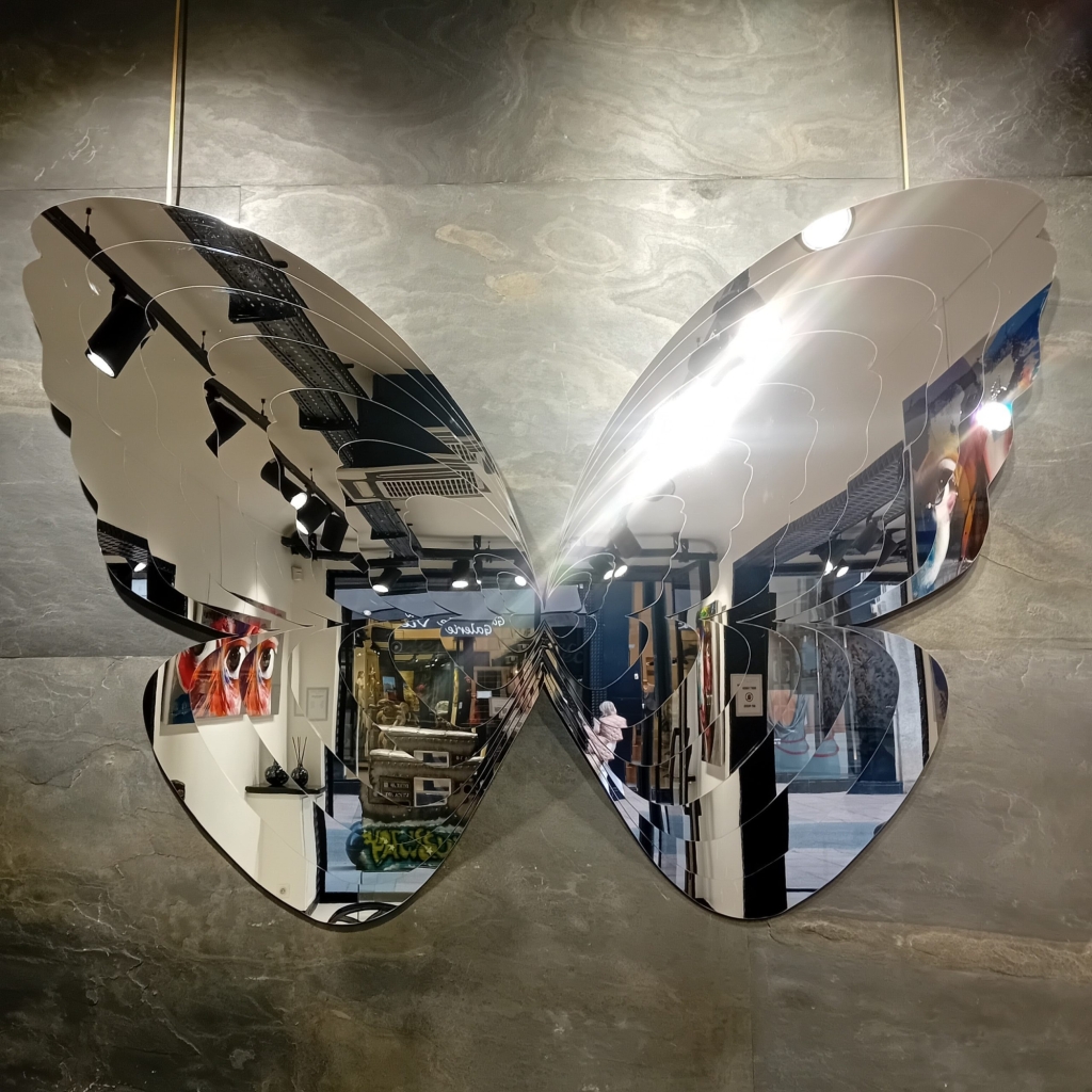 Sculpture en INOX poly miroir intitulée VENUS de Jean Paul KALA, cette composition figurative est la représentation d'un papillon, ode à l'élégance et la légèreté
