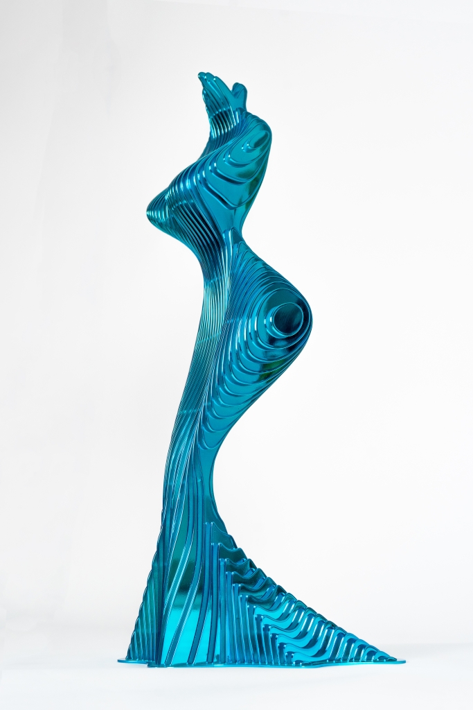 Vue de profil de l'élégante sculpture en aluminium intitulée VENUZIA LA VERTE de Jean Paul KALA, composition abstraite suggérant des formes féminines au travers d'une oeuvre au design épuré laissant le regard apprécier chaque angle sous une nouvelle forme. Cette comporte une argenture turquoise Ode à la féminité