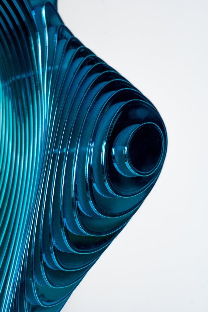 Détail de l'élégante sculpture en aluminium intitulée VENUZIA LA VERTE de Jean Paul KALA, composition abstraite suggérant des formes féminines au travers d'une oeuvre au design épuré laissant le regard apprécier chaque angle sous une nouvelle forme. Cette comporte une argenture turquoise Ode à la féminité