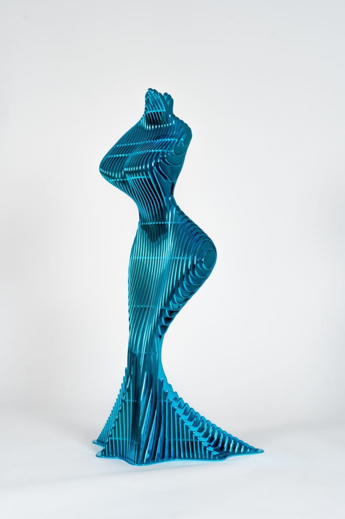 Élégante sculpture en aluminium intitulée VENUZIA LA VERTE de Jean Paul KALA, composition abstraite suggérant des formes féminines au travers d'une oeuvre au design épuré laissant le regard apprécier chaque angle sous une nouvelle forme. Cette comporte une argenture turquoise Ode à la féminité