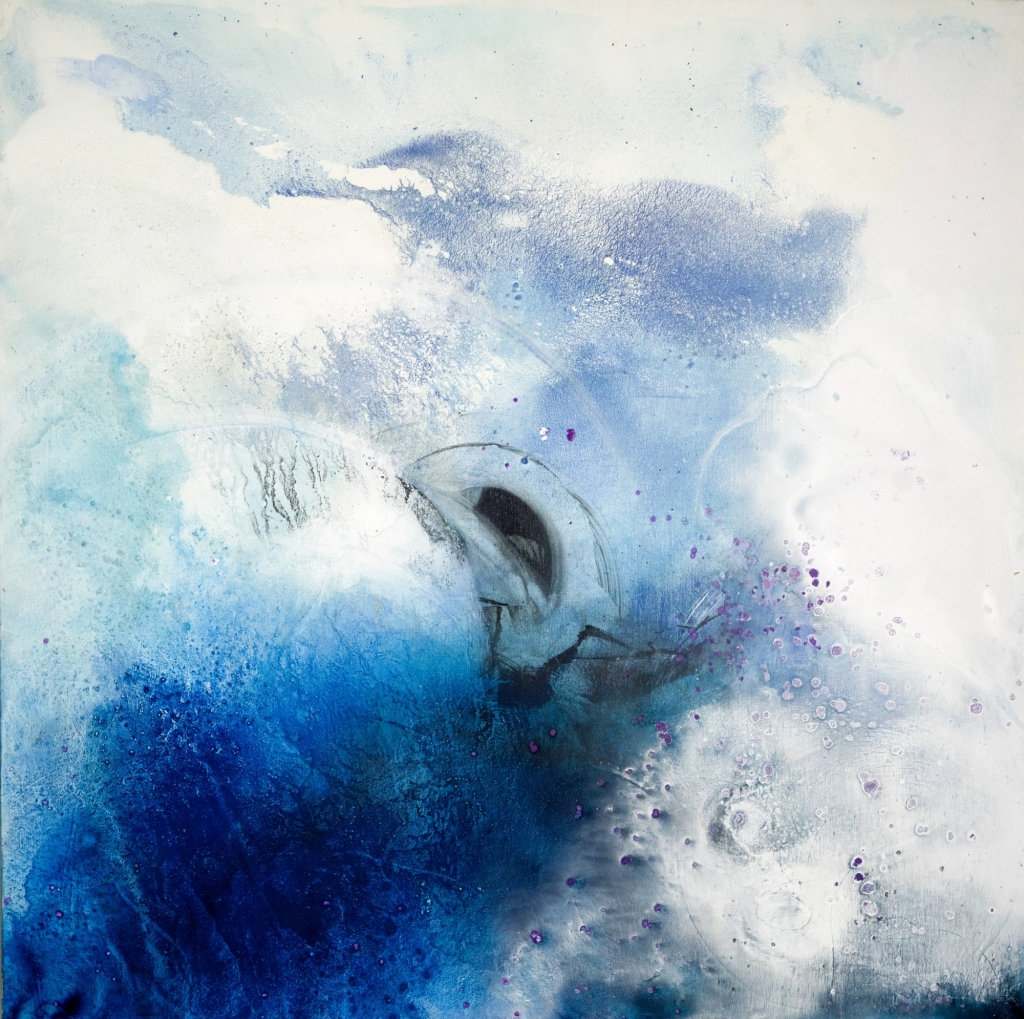 Oeuvre en technique mixte sur toile issue de la série intitulée LE MONDE FLOTTANT de l'artiste Monique ORSINI. Composition abstraite énergique et organique dans des tons de bleu suggérant l'écume de mer mêlée à des pigments colorés