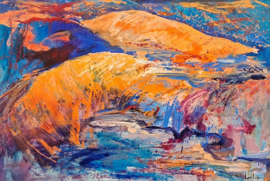 Hervé LOILIER, Grand erg au couchant, huile sur toile représentant un paysage de dunes aux reliefs ondulants, baignés par la lumière chaude du soleil couchant. Les étendues de sable ocre et orangé contrastent avec les profondeurs de bleu intense, les nuances turquoise et les touches de violet. La matière picturale généreuse et les larges coups de pinceau soulignent le mouvement des dunes et la puissance des contrastes lumineux, dans une interprétation expressive et contemporaine du paysage désertique.