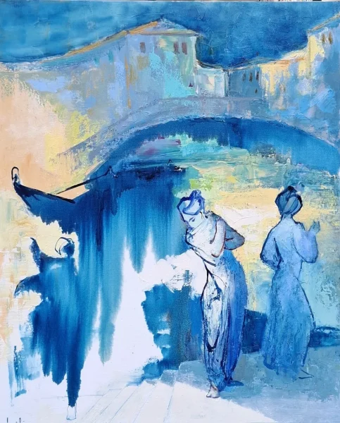 Hervé LOILIER, La danse des ombres, huile sur toile représentant une scène poétique au bord d’un canal, où une gondole sombre glisse sur l’eau au pied de maisons aux façades lumineuses. Deux silhouettes féminines, vêtues de bleu, se détachent au premier plan, tandis que les reflets profonds et les jeux d’ombre et de lumière structurent la composition. La palette dominée par les bleus intenses, les turquoise et les tons crème confère à cette scène une atmosphère paisible et mystérieuse, sublimée par une touche picturale libre et expressive.