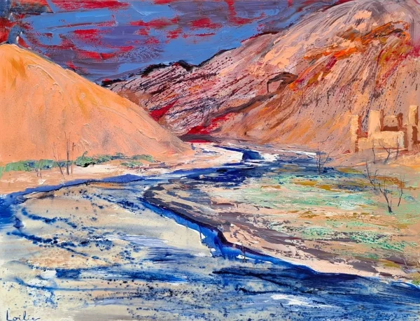 Hervé LOILIER, Vallée du Dabes, huile sur toile représentant un paysage de montagne traversé par un cours d’eau sinueux, entre reliefs escarpés et étendues minérales. Les teintes ocre, sable et rose orangé des versants contrastent avec les bleus profonds de l’eau et du ciel. Quelques constructions se fondent dans le paysage à droite, tandis que des touches de vert et de turquoise suggèrent une végétation discrète. La matière picturale généreuse et les larges coups de pinceau donnent au paysage une énergie vibrante, entre force minérale et poésie des grands espaces.